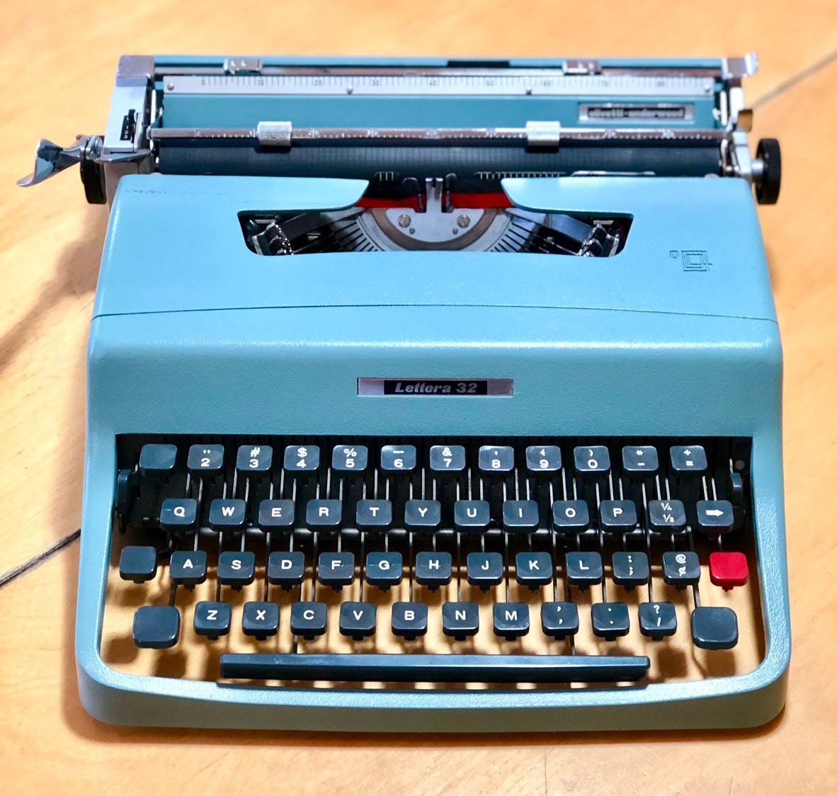 Olivetti lettera 32 carriage lock