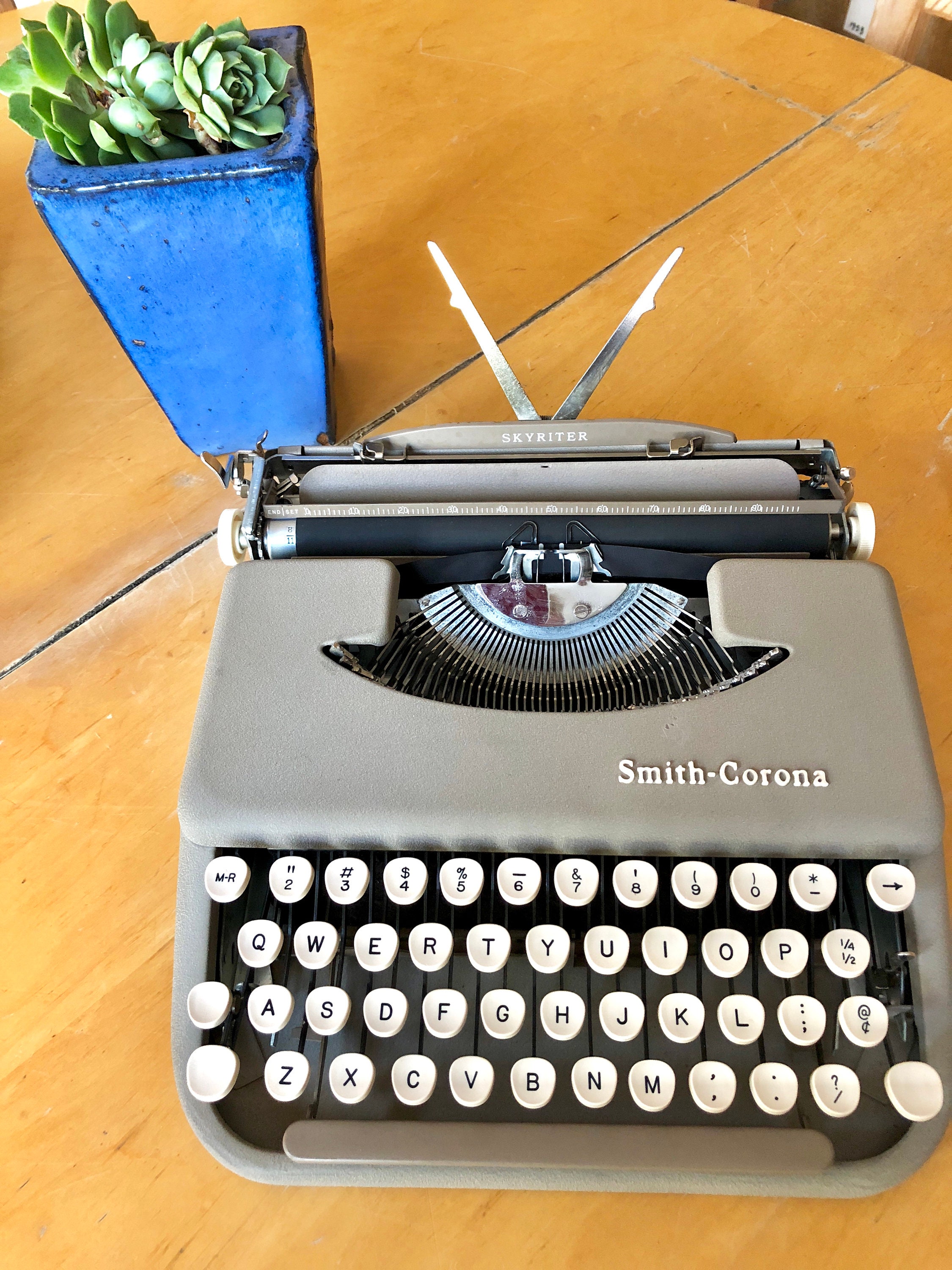 Smith Corona 1958 SKYRITER, *ULTRA-PORTABLE* working manual typewriter