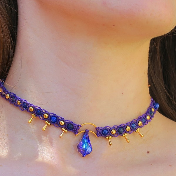 Collier en macramé ras du cou, choker et pendentif goutte en cristal swarovski, perles naturelles: lapis-lazuli, collier de soirée, fete
