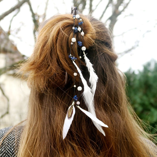 Pic à cheveux en bois, macramé, pierres naturelles: lapis-lazuli, quartz blancs, quartz roses, fait main, pièce unique, plumes naturelles