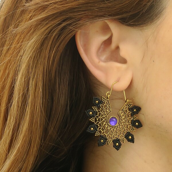 Boucles d'oreilles en macramé et laiton dorée, perle violette, ethnique, boheme, hippie, creation, pièce unique, fait main