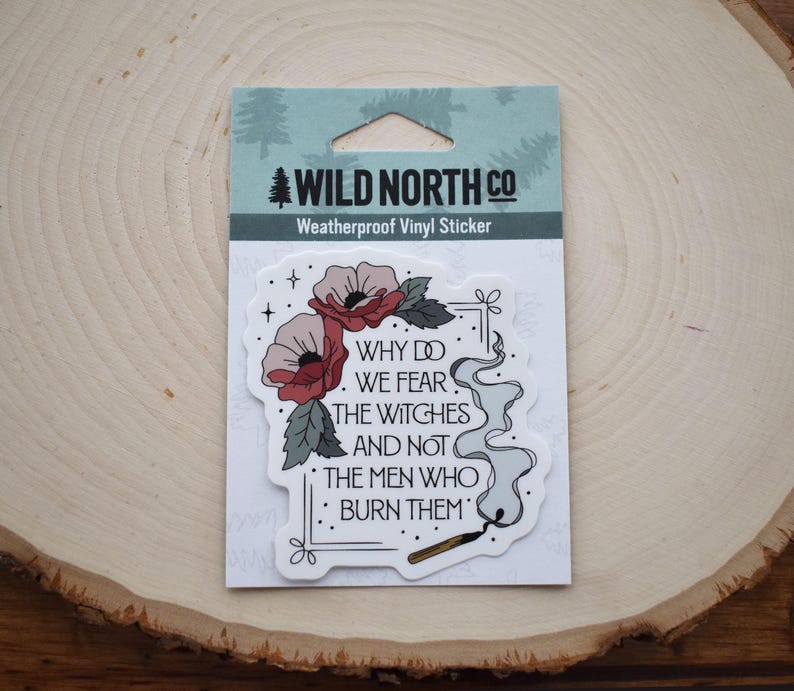 Pu&ograve; includere: Un adesivo bianco con un design di papavero rosso e il testo "WHY DO WE FEAR THE WITCHES AND NOT THE MEN WHO BURN THEM". L'adesivo &egrave; resistente alle intemperie ed &egrave; fatto di vinile.