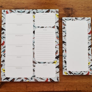Puede incluir: Dos juegos de blocs de notas con un patr&oacute;n de p&aacute;jaros. El bloc de notas m&aacute;s grande tiene secciones para de lunes a viernes, fin de semana, objetivos, tareas pendientes y notas. El bloc de notas m&aacute;s peque&ntilde;o est&aacute; en blanco.