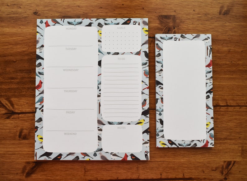 Puede incluir: Dos juegos de blocs de notas con un patr&oacute;n de p&aacute;jaros. El bloc de notas m&aacute;s grande tiene secciones para de lunes a viernes, fin de semana, objetivos, tareas pendientes y notas. El bloc de notas m&aacute;s peque&ntilde;o est&aacute; en blanco.