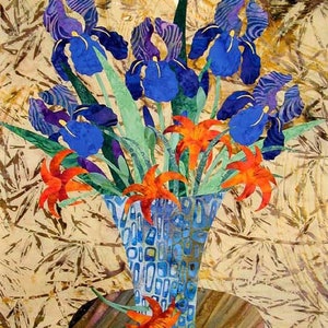 Puede incluir: Un jarrón de cerámica azul y blanco con un patrón geométrico contiene un ramo de iris azules y lirios naranjas. Las flores están dispuestas de forma simétrica, con los iris en el centro y los lirios en los bordes. El fondo es de color marrón claro con un patrón texturizado.