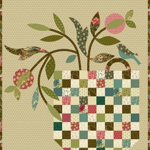 Puede incluir: Un bloque de colcha de retazos con un diseño floral verde, marrón y azul con un pájaro y un círculo rosa. El diseño tiene forma de cesta con un patrón a cuadros.