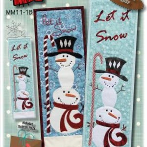 Op de afbeelding: Let it Snow quiltpatroon met een sneeuwpop met een rode sjaal en een snoepstok. Het patroon is verkrijgbaar in twee maten: 15,24 cm x 45,72 cm of 15,24 cm x 55,88 cm. Het patroon is geclassificeerd als gemakkelijk.