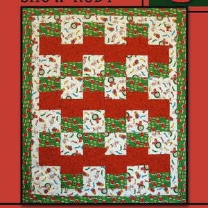 Peut inclure: Une courtepointe sur le thème de Noël avec un motif en damier rouge et blanc. La courtepointe présente une bordure verte avec des motifs festifs et le texte "Snow Ruby" en haut. Une rose rouge est dans le coin supérieur droit. Le texte "Villa Rosa Designs" est en bas.