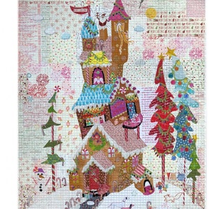 Peut inclure: Une maison en pain d'épices colorée avec des accents de cannes en sucre, entourée d'arbres et de neige. La maison a une haute tour avec un toit en sucre d'orge et un bonhomme en pain d'épices au sommet. La maison est décorée de cannes en sucre, de bonbons et d'autres friandises. Le texte "Gingerbread House by Laura Heine" est en haut de l'image.