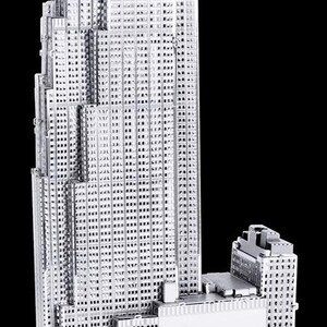 Könnte beinhalten: Detailliertes silberfarbenes Metallmodell eines Wolkenkratzers mit mehreren Ebenen und architektonischen Details. Das Modell hat eine rechteckige Basis und eine hohe, mehrstufige Struktur. Der Hintergrund ist tiefschwarz.