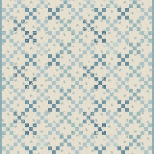 Peut inclure: Une courtepointe en patchwork avec un motif répétitif de carrés bleus et crème. Les carrés sont disposés en grille diagonale, créant un motif en forme de croix. La courtepointe a une bordure bleu clair.