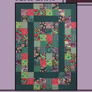 Könnte beinhalten: Ein Quilt mit einem Blumenmuster in Rot-, Grün- und Schwarztönen, mit dem Wort "TEABERRY" oben. Der Quilt hat einen dunkelgrünen Rand und eine rosa Rose in der oberen rechten Ecke. Die Worte "Villa Rosa Designs" stehen unten.