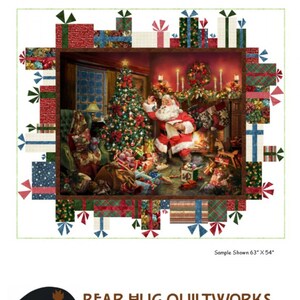 Peut inclure: Un modèle de courtepointe de Noël représentant une scène festive avec le Père Noël, un sapin de Noël décoré et des cadeaux. Le modèle est intitulé "Fa La La" et est conçu par Bear Hug Quiltworks.