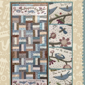 Puede incluir: Un camino de mesa de patchwork con un esquema de color azul, marrón y blanco. El camino de mesa presenta un diseño cosido de pájaros en ramas con el texto "Hatched and Patched" y "Songbird Table Runner".