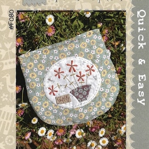 Puede incluir: Un patrón de costura con temática floral para una bolsa. La bolsa es de color azul claro con flores amarillas y una aplicación central de una maceta con flores rojas. El texto "Simplify" está en la aplicación. El patrón se titula "Daisy Do Pouch".