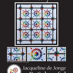 Könnte beinhalten: Ein Quilt mit einem Sternmuster in Regenbogenfarben. Der Quilt ist schwarz umrandet und trägt den Text "- Luminosity -" und "Jacqueline de Jonge BeColourful". Zusätzliche kleinere Bilder des Quilts sind unten abgebildet.