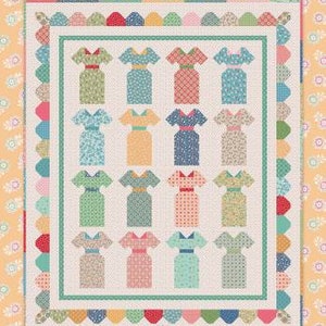 Pode incluir: Um padrão de colcha com uma grade de 16 vestidos coloridos com diferentes padrões florais. A colcha é intitulada "Millie's Dresses" e foi desenhada por Lori Holt para Bee in my Bonnet Co.