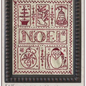 Może przedstawiać: Oprawiony bożonarodzeniowy sampler ze słowem „NOEL” i świątecznymi obrazami, takimi jak choinka, pończocha, dzwonek, ozdoba i Święty Mikołaj. Sampler ma wymiary 20.32 cm x 25.4 cm i ciemną drewnianą ramę. Tekst „Noel Sampler” znajduje się na górze.