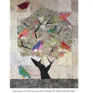 Peut inclure: Une courtepointe colorée représentant un arbre avec de nombreux oiseaux. Les oiseaux sont de différentes couleurs, notamment rouge, rose, bleu, vert et jaune. L'arbre est noir avec un tronc brun. L'arrière-plan est beige clair avec un motif floral. Le texte "Audubon Society" est en haut de la courtepointe. Le texte "Fiberworks inc 3213 Henesta Drive Billings MT 59102 406-656-6663 Fiberworks-heine.com Laura Heine 2022 Purchaser is entitled to print out as many copies as they wish for their personal use. Photocopying and all other forms of copying to "share" is strictly prohibited." est en bas de la courtepointe.