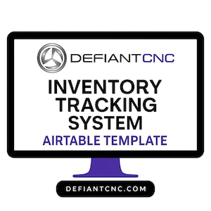 Op de afbeelding: Een computermonitor toont de tekst "INVENTORY TRACKING SYSTEM AIRTABLE TEMPLATE" in zwart en blauw. Het logo van DEFIANTCNC staat bovenaan. Het websiteadres DEFIANTCNC.COM staat onderaan.
