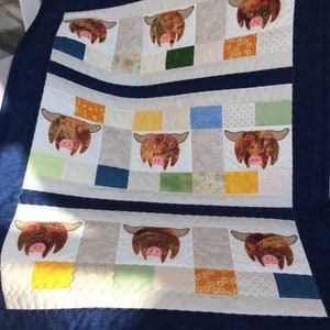 Traditioneller Patchwork Quilt mit Highland Cows