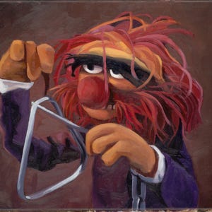 Puede incluir: Pintura al óleo del personaje de los Muppets, Animal, sosteniendo un instrumento triangular. Animal tiene pelo rojo y naranja, una gran nariz roja y lleva una chaqueta morada con una camisa de cuello blanco. El fondo es marrón oscuro.