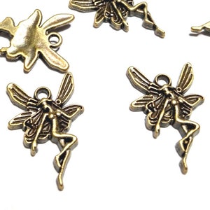 Puede incluir: Diez abalorios de metal dorado en forma de hadas con alas. Los abalorios tienen un diseño detallado y son perfectos para la elaboración de joyas o manualidades.