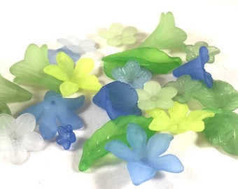 Paquet de 28 perles de fleurs de lucite vertes et bleues mélangées et feuilles vertes