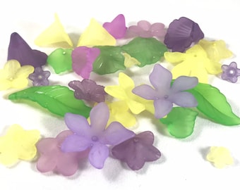 Conjunto de 28 peças de contas de acrílico em formato de flores e folhas, nas cores roxo, amarelo e verde.