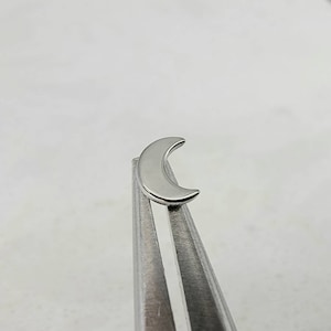 Moon Crescent 14g Dermal Labret Top Jewelry Earring Conch Helix Tragus Medusa Monroe Lip Cartilage ASTM F 136 Titanium