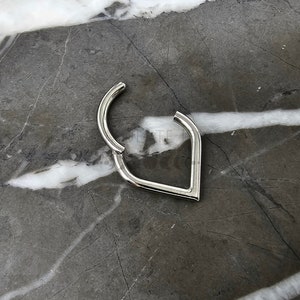 Implant Grade Titanium Thick Flat V Shape Septum Hinged Clicker Hoop Implant Grade Titanium Thick Flat V Shape Septum Hinged Clicker Hoop
