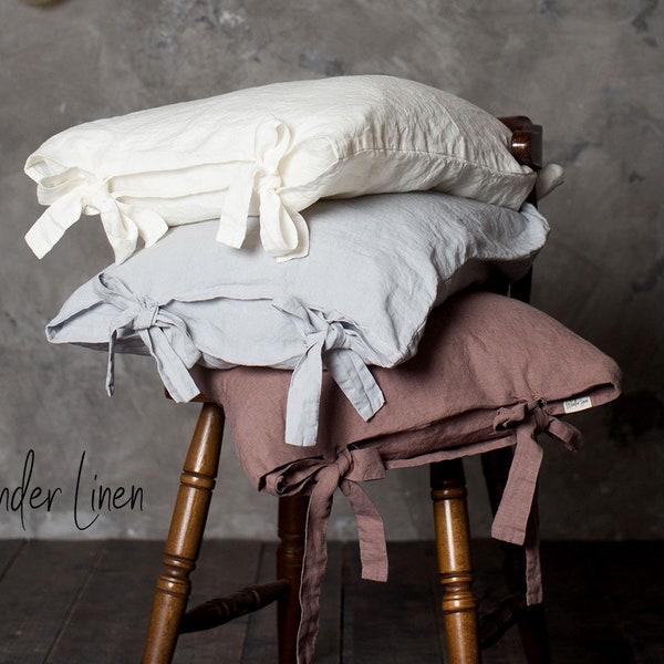 Leinen Kissenbezug mit Bindebändern. Ausgewaschene weiche Leinenbettwäsche. Kissenbezug aus gewaschenem Leinen (Naturstein) mit Bindebändern