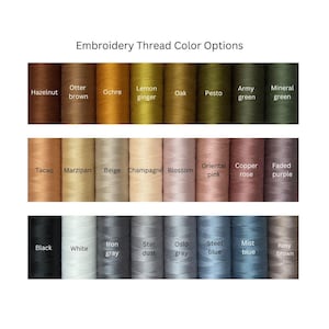 Puede incluir: Una tabla de colores de hilo para bordar con el nombre de cada color. Los colores están dispuestos en filas e incluyen tonos de marrón, beige, rosa, verde, azul y gris.