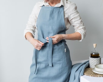 Grembiule in lino blu polvere. Grembiule classico completo con tasche. Morbido grembiule da cucina in lino per donna e uomo. Colore personalizzabile. Regalo per la Festa della Mamma.