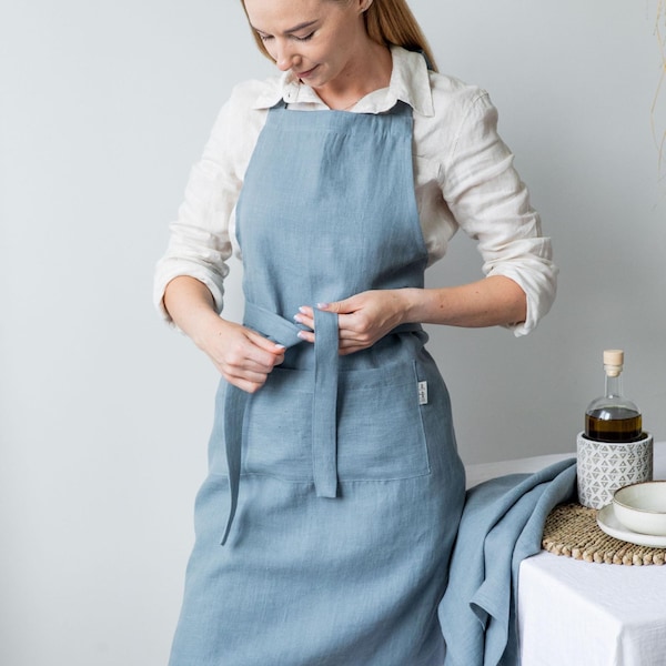 Linen apron in dusty blue. Full classic apron with pockets. Soft linen kitchen apron for women and man. Custom color. Mother's day gift