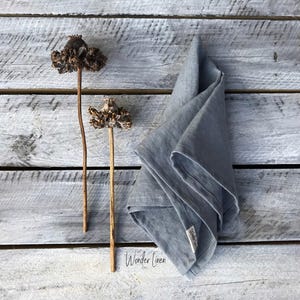 Serviette en lin. Serviette de table en lin doux lavé. Serviette en tissu rustique lavée à la pierre naturelle. Décoration de table à manger grise. Cadeau fête des mères