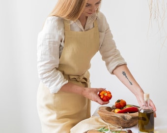Linen apron in chamomile. Natural linen full apron with pockets. Soft linen kitchen apron for women and man. Custom color. Mother's day gift