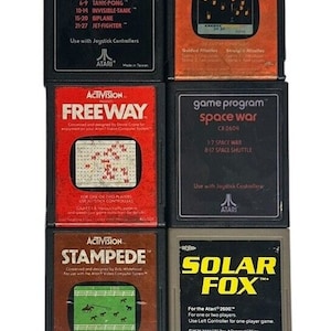 Puede incluir: Una colección de ocho cartuchos de videojuegos Atari 2600, que incluyen "27 Tele-Games", "Super Breakout", "Combat", "Megamania", "Freeway", "Space War", "Stampede" y "Solar Fox".