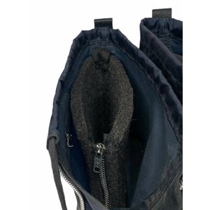 K&ouml;nnte beinhalten: Zwei schwarze Kordelzugbeutel mit Rei&szlig;verschluss und Fleecefutter. Die Beutel sind aus strapazierf&auml;higem Nylongewebe gefertigt.