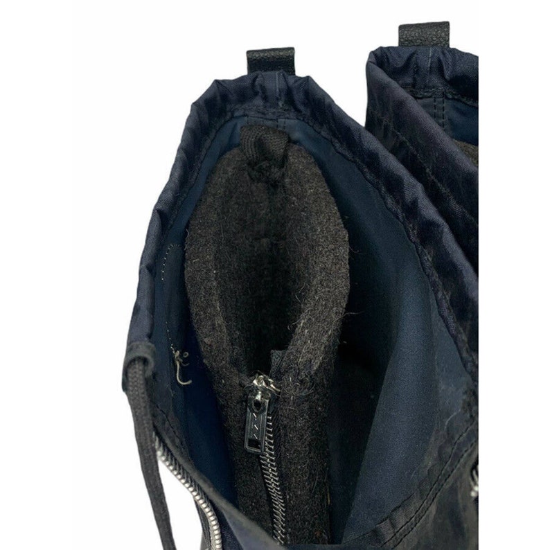 K&ouml;nnte beinhalten: Zwei schwarze Kordelzugbeutel mit Rei&szlig;verschluss und Fleecefutter. Die Beutel sind aus strapazierf&auml;higem Nylongewebe gefertigt.