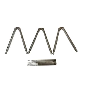 Puede incluir: Un juego de cascanueces y pinchos para nueces plateados. Los cascanueces están en un patrón en zigzag, y los pinchos están apilados. Las herramientas son de metal y están diseñadas para romper nueces.