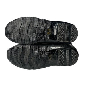 K&ouml;nnte beinhalten: Schwarze Gummistiefel mit strukturierter Sohle. Die Stiefel haben ein Gr&ouml;&szlig;enetikett an der Seite, auf dem "41" steht.