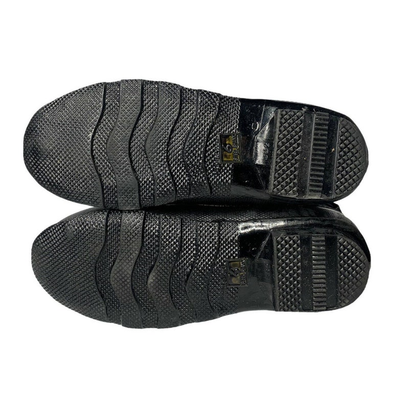 K&ouml;nnte beinhalten: Schwarze Gummistiefel mit strukturierter Sohle. Die Stiefel haben ein Gr&ouml;&szlig;enetikett an der Seite, auf dem "41" steht.