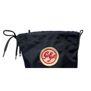 K&ouml;nnte beinhalten: Eine schwarze Kordeltasche mit einem wei&szlig;en Kreislogo, auf dem "Sno-Goer" in roten Buchstaben steht.