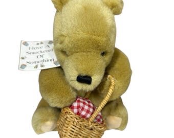 Peluche clásico de Winnie the Pooh con cesta de picnic de Gund, 19 cm