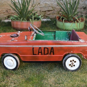 Carro de metal vintage com pedais LADA, Carro infantil LADA com pedais, Carro infantil URSS, anos 70, Carro para colecionadores