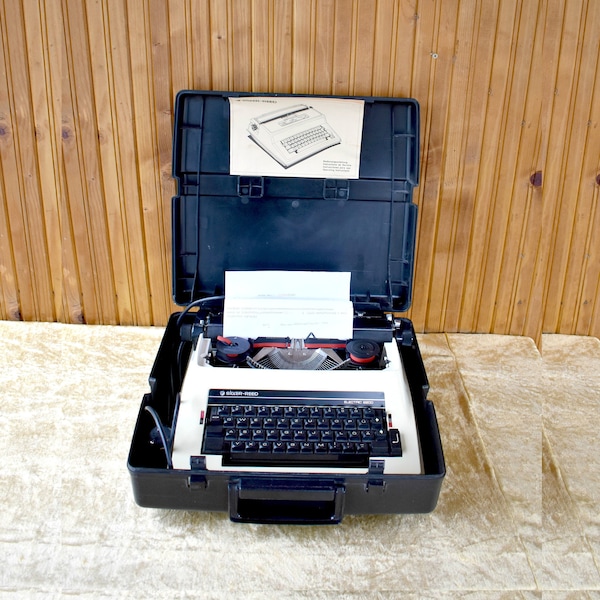 Vintage Typewriter Silver Reed Electric 2200, Old German typewriter, Vintage manual working typewriter, White typewriter, 1970s Typewriter