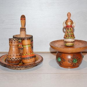 Oggetti in legno d'epoca, oggetti in legno fatti a mano, piccolo frantoio in legno, 2 saline, piccolo piattino in legno, figura femminile e supporto, decorazioni per la cucina