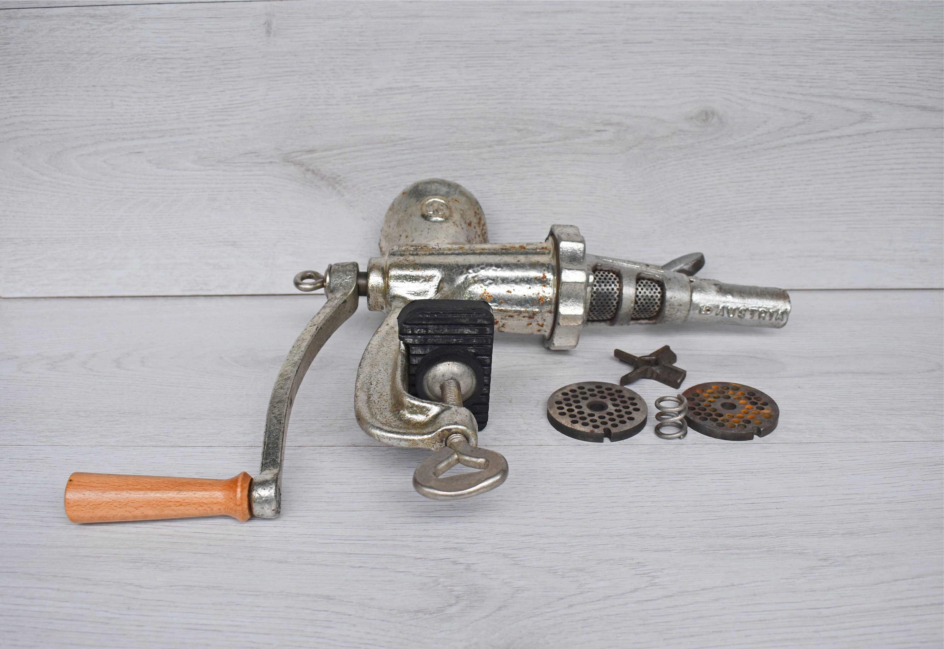Vintage Meat Grinder, Old Mill for Meat and Tomato Juice, Iron Mill With  Wooden Handle, Vintage Mill Produced in Austria, Old Kitchen Decor -   Canada