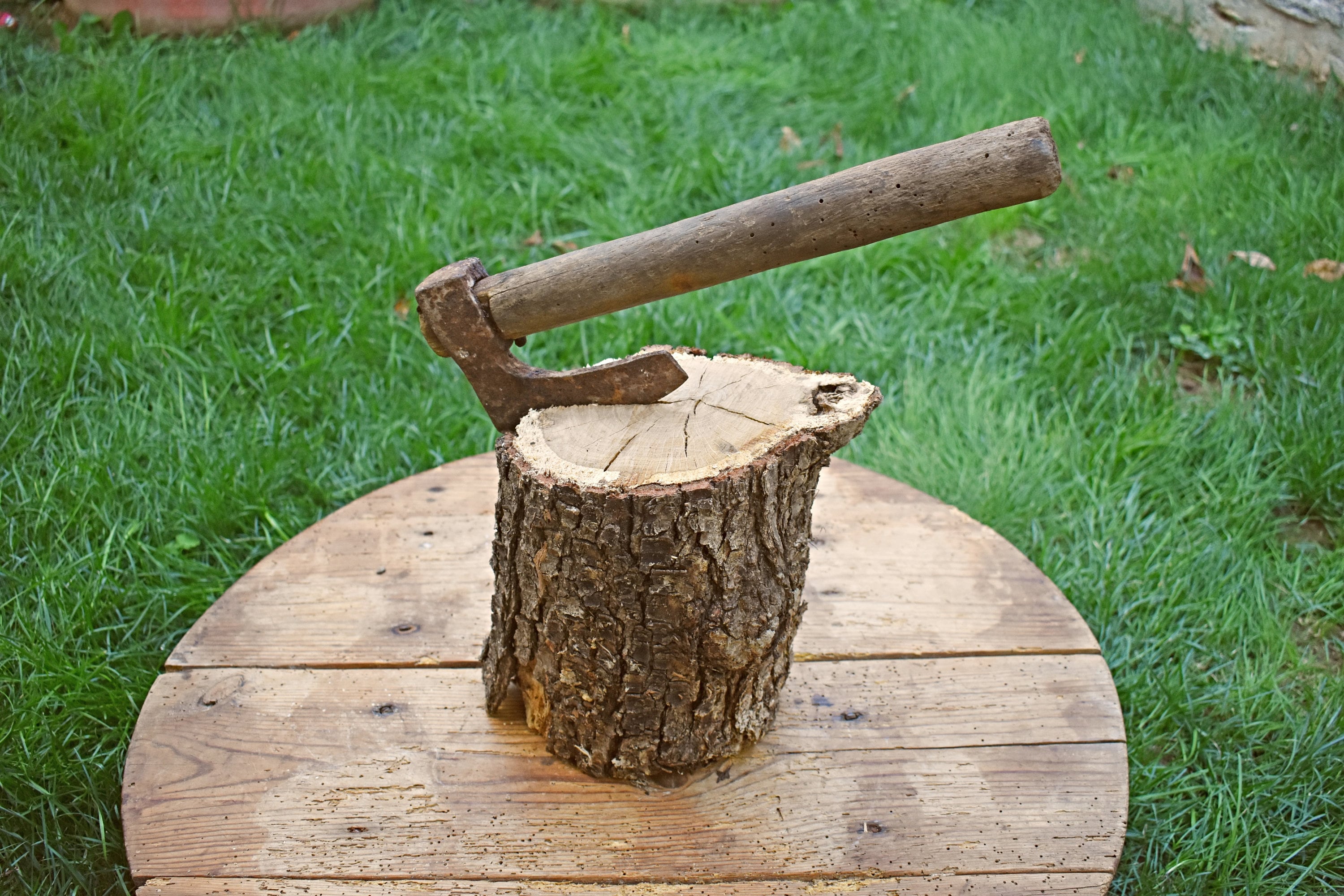 Hache Ancienne En Fer Forgé Et Bois - Outil Primitif 50 Cm, Art Populaire Collection